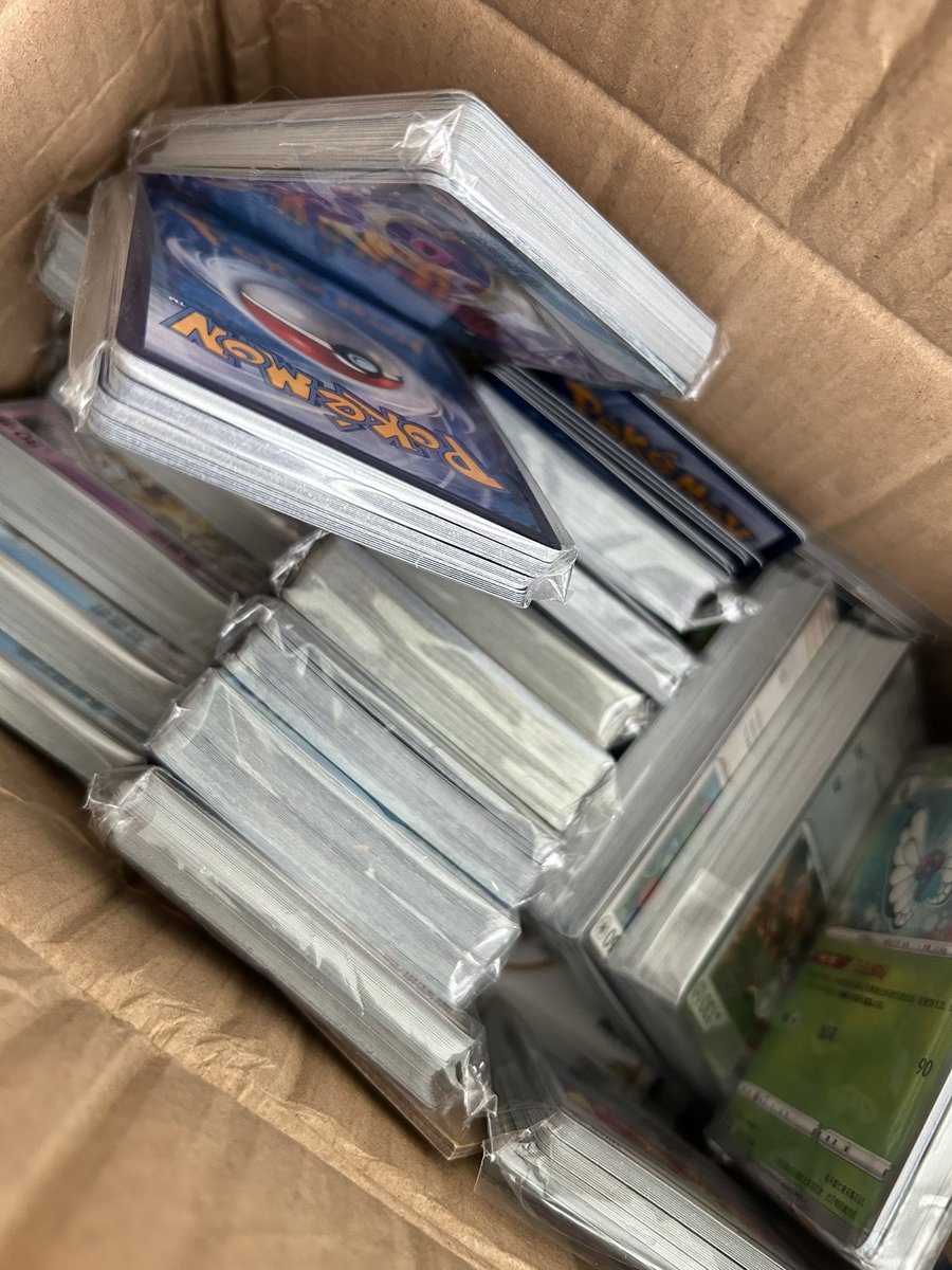 savyrue's tweet photo. giving bulk away to children for halloween me thinks https://t.co/xaahKtQSl3