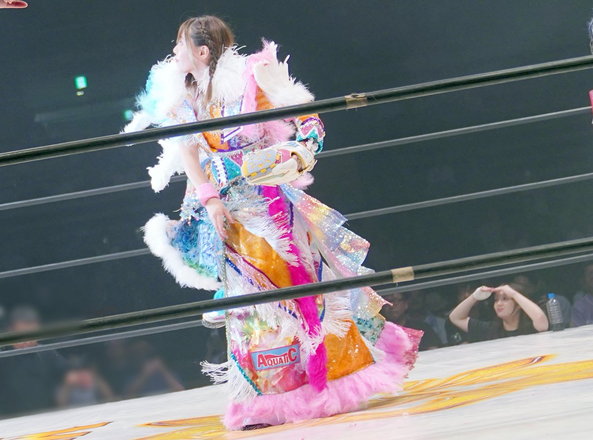 arrinaimyon3's tweet photo. 2026年8月9日　EBARA WAVEアリーナ おおた
#マリーゴールド #pw_mg
◆ダブル復帰戦　タッグマッチ
#岩谷麻優＆ビクトリア弓月 vs 彩羽匠＆Sareee

リストバンドを投げる岩谷麻優さんと
セコンドの #南小桃 さんです
@MayuIwatani
@komomo_minami https://t.co/u7FnoPAAwJ