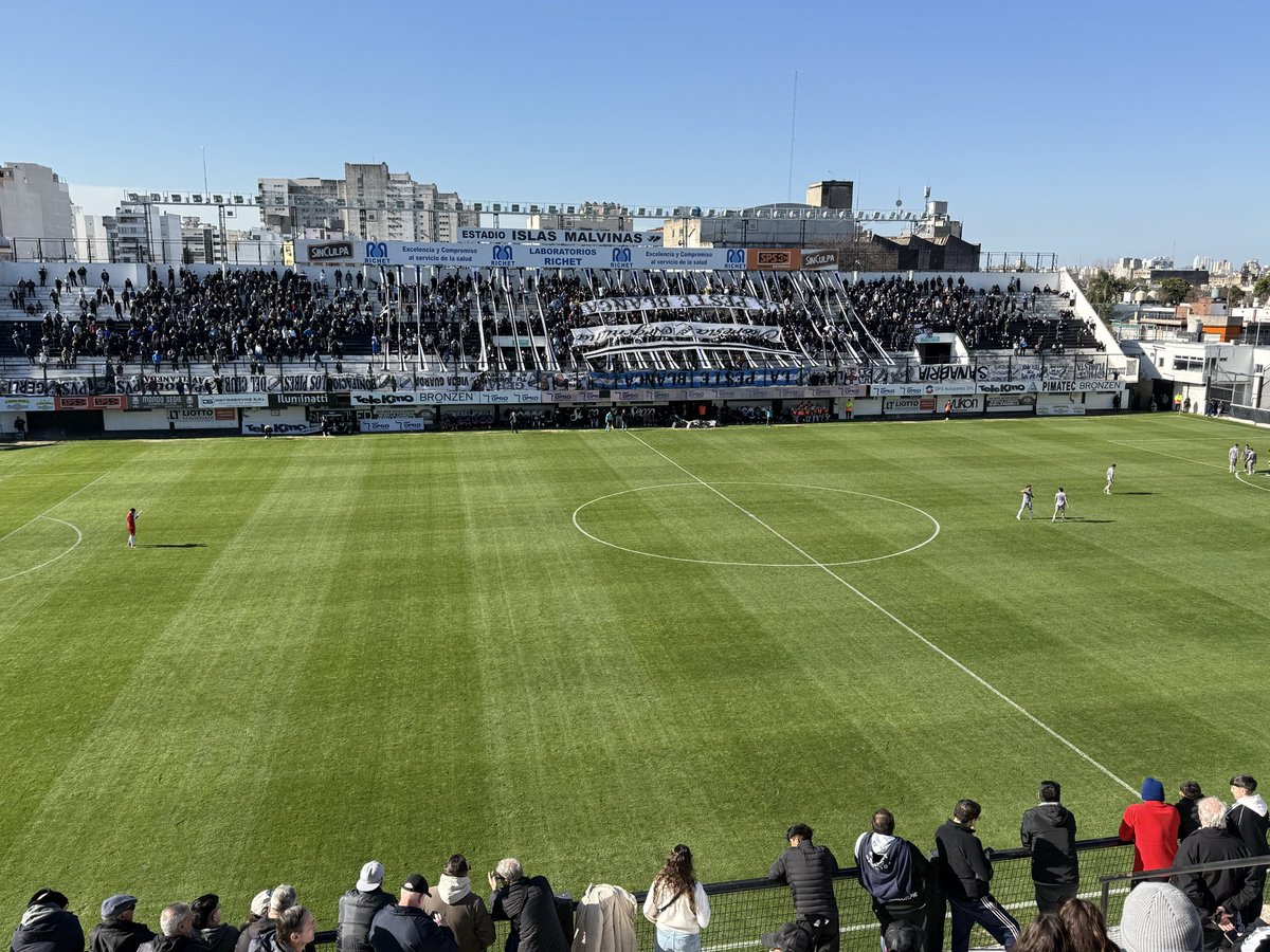 _Martin__N's tweet photo. Estamos entre los últimos y nos hacen jugar un lunes laborable a las 15hs para que no vengamos pero acá estamos. Otro partido más sin poder ganar. El club y su gente le quedó enorme a este plantel de mediocres y a los inútiles de la comisión. Se tienen que ir todos. https://t.co/0uCPY6ETgD