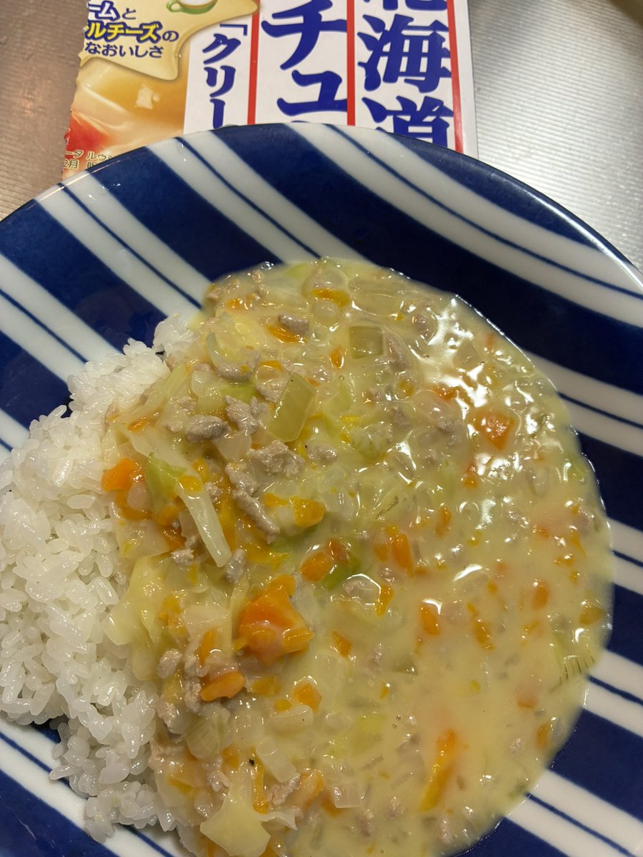 yinyan08's tweet photo. カレーとかシチュー(うちはシチューライス)たまに野菜みじん切り、ひき肉で作ることがある。

栄養、甘さがよく溶けて美味しいと思う。

消化器疲れ気味の時とか、野菜苦手な小さい子供いる家とか良いのでは。

ひき肉は一瞬、熱湯に通して霜降りにして血とか油、臭み取る。今回豚ひき。 https://t.co/9sDNZGPAQ6