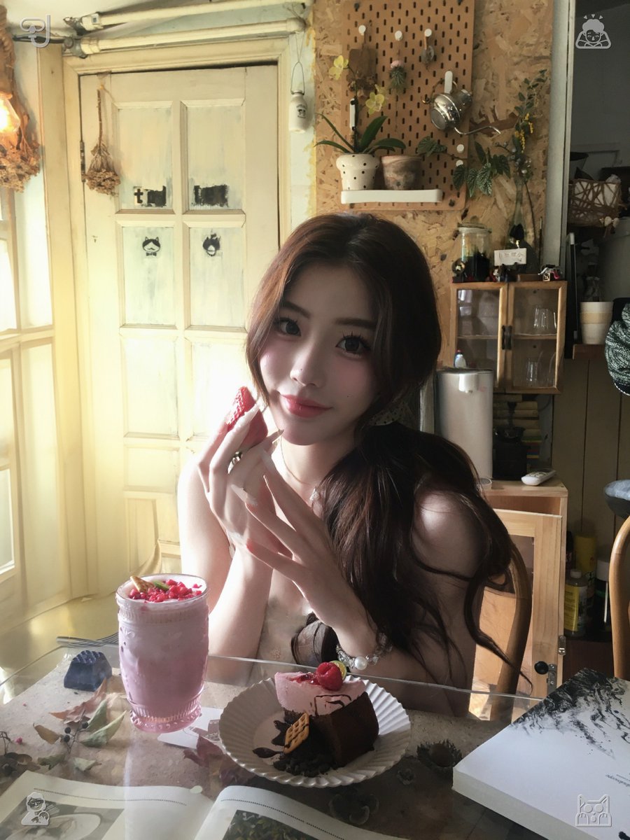 youraisha6's tweet photo. Wandering the streets without a set goal allows people to slip back into the purest form of relaxation. There’s no overthinking—just a calm focus on what’s around you and the rhythm of your steps. 👗 Fresh veggies, ripe tomatoes https://t.co/dCDqPilZGo