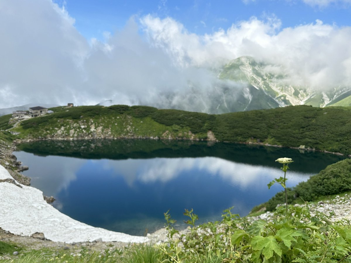 syuminanpan's tweet photo. おはようござりんす〜🤗
山の日🏔️
北アルプスの立山連峰は、激しいプレートの隆起によって急激に山脈が押し上げられ、標高3,000m級の山々となりました。そこが氷河によって削られ、「尖った地形」になっています🏔️お椀をひっくり返したようなポコポコと優しい六甲山とは違うんだなぁ。
良き祝日を🏔️🇯🇵 https://t.co/sSq0oBvlCo