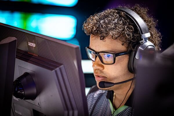 CDLHater's tweet photo. If you're OpTic do you drop Huke and pick up HyDra or do you stick ? 🤔 https://t.co/sseg3GtxDf
