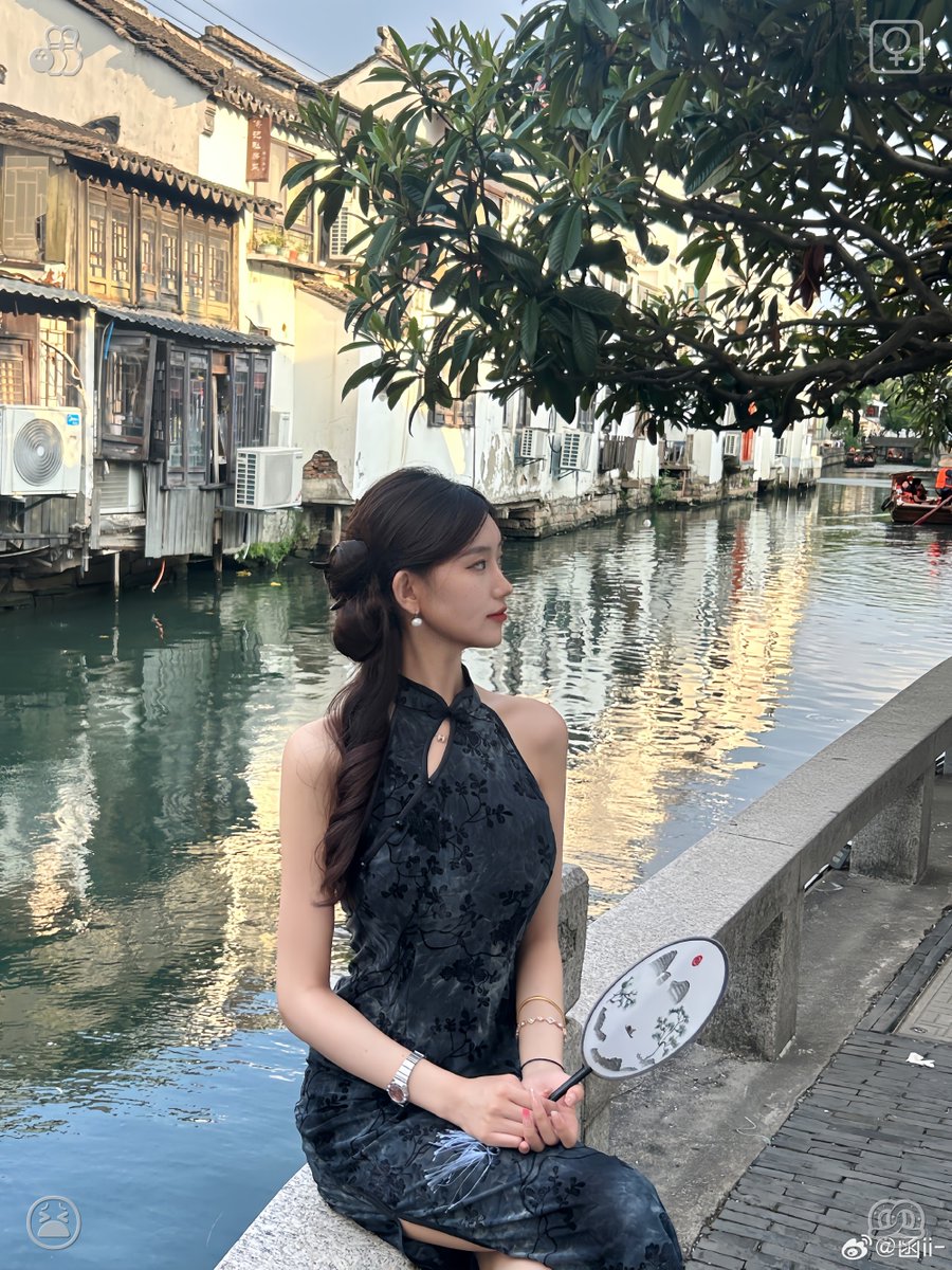 Aklllvvx's tweet photo. We stroll over to the nearby pond, where ducks drift across the surface. Buddy settles down, his gaze fixed on them, head cocked curiously. He stays quiet, simply watching, as if attempting to decipher the ducks' actions. A warm vase filled with water and moss leaves sits nearby https://t.co/RioO9vYPR2
