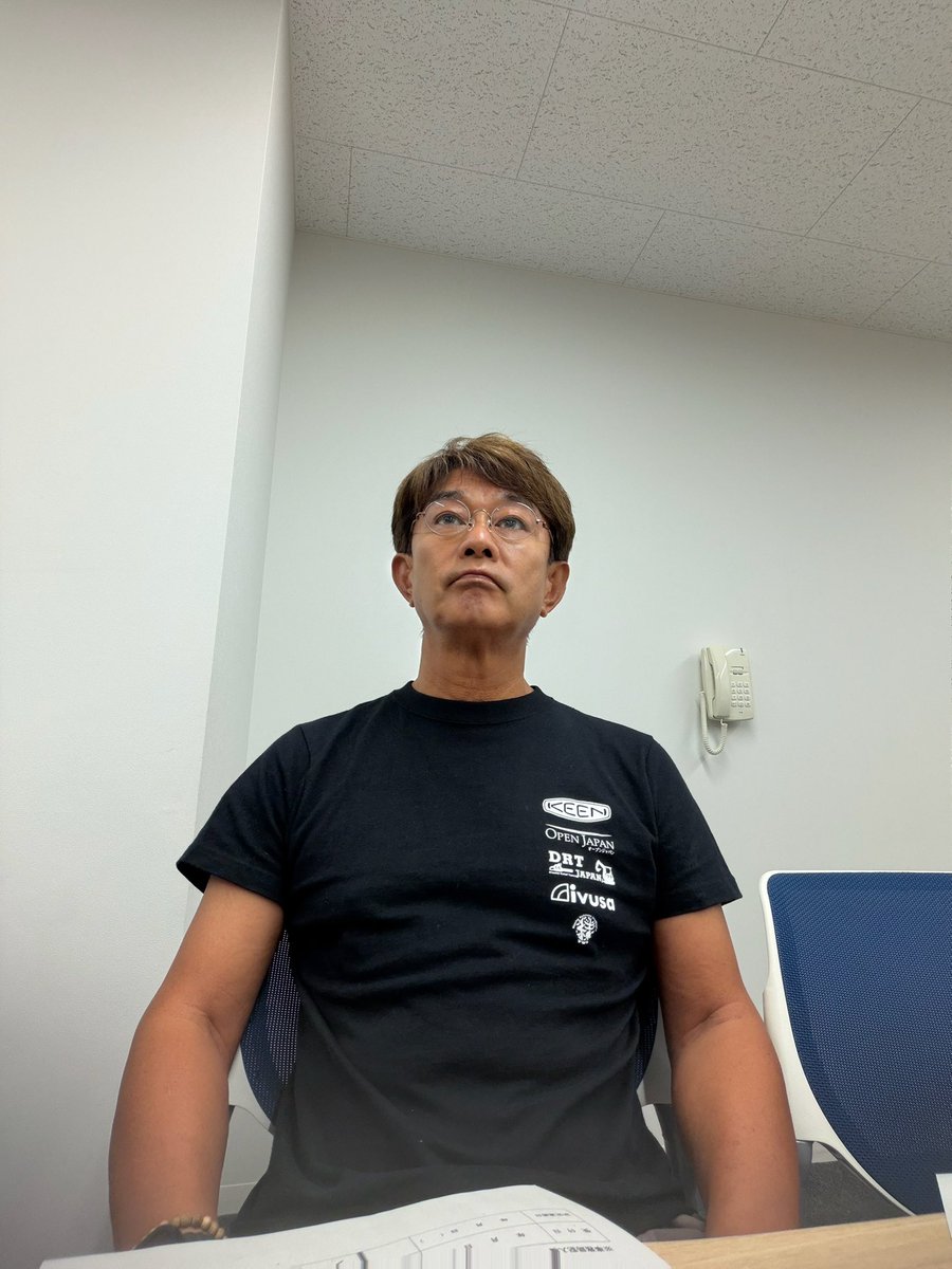 rikibodei's tweet photo. 三日間にわたる蕨最大の夏の祭典
『機まつり』を終えた翌日の市役所。

まだどこか、お祭りのあとの
余韻が残っていました。

田村実行委員長をはじめとする
実行委員会の皆さん、並びに
関係者の皆さんに感謝です。
ありがとうございました。
・・・・・・
今日もランチは、市役所1階の
「カフェふわり」で。

多くのお知り合いの方々とお会いし、
ご挨拶や歓談をさせていただきました。

お昼をまたいで、各担当課の職員さんと
懸案事項について検討、確認。

一つひとつ、前へ進めていきます。

その後は、防災士会の定例会に出席。
今日は以前､被災地で分けて頂いた
Ｔシャツを着用しました。
身の引き締まる思いです。

各地で発生している風水害や
熊本での大きな災害について、
今後どのような対応をすべきなのか。

また、明日上陸する台風に対して、
どのように向き合えばいいのか。

防災士として、地域の一員として、
自問自答する時間にもなりました。

平穏な日々を送らせて
いただいていること。

それは決して当たり前ではないという
事実をあらためて噛み締めながら
また新しい一週間の始まりとなります。

#蕨市
#蕨市議会
#機まつり
#蕨の夏
#カフェふわり
#市民相談
#地域活動
#防災士
#蕨防災士会
#小林リキ