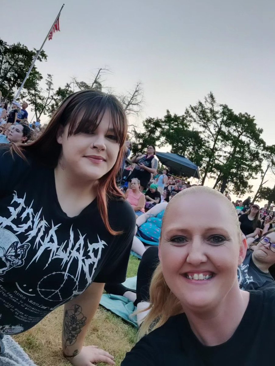 Tasty_Tiffani's tweet photo. Me and Lexi had a great time at the #simpleplan concert at the zooamp. https://t.co/cEZnxjJLTd