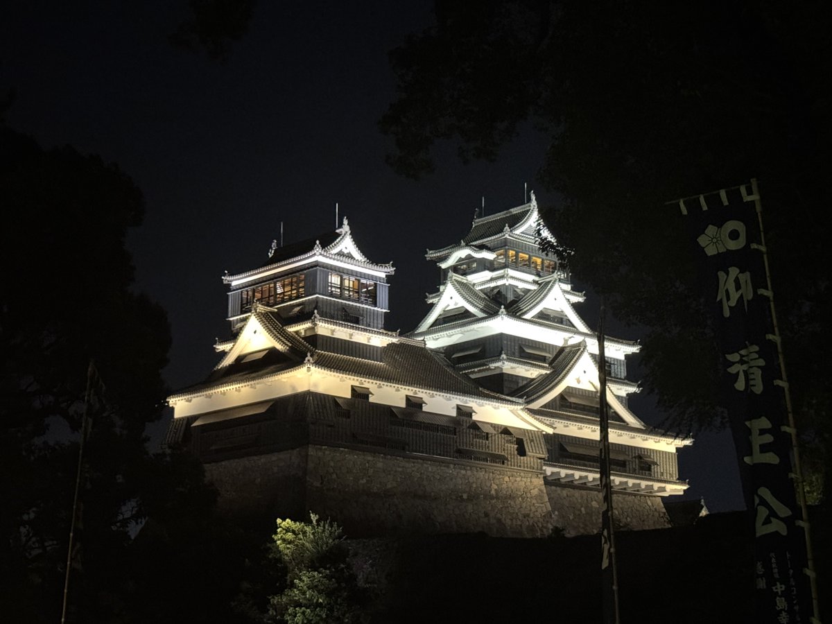 kumamoto_castle's tweet photo. 【熊本城フォトスポット巡り】
前回に続き、本日は熊本城二の丸広場からの景色をご紹介します。
二の丸広場からは、天守閣や宇土櫓の素屋根を一望することができます。また、夜間には熊本城にゆかりのある家紋がライトアップされ昼間とは違った景色で撮ることができます。
なお、今回の令和8年熊本地震による被害箇所の一部も二の丸広場より確認できます。

二の丸広場の散策と合わせて、加藤神社からの眺望もおすすめです。古くから熊本城ファンの間で親しまれているフォトスポットとして知られ、熊本城を綺麗に撮影することができます。ぜひ二の丸広場とあわせてお楽しみください。

お越しの際は交通状況や交通規制箇所をご確認のうえ、安全に十分ご注意いただきますようお願いいたします。
皆さまのご来園を心よりお待ちしております。