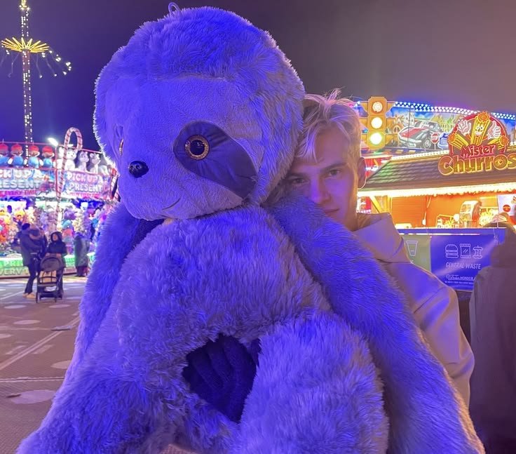 princebergvall's tweet photo. Lucas Bergvall parecendo uma criança com seu bicho de pelúcia https://t.co/zWpjbGcCki
