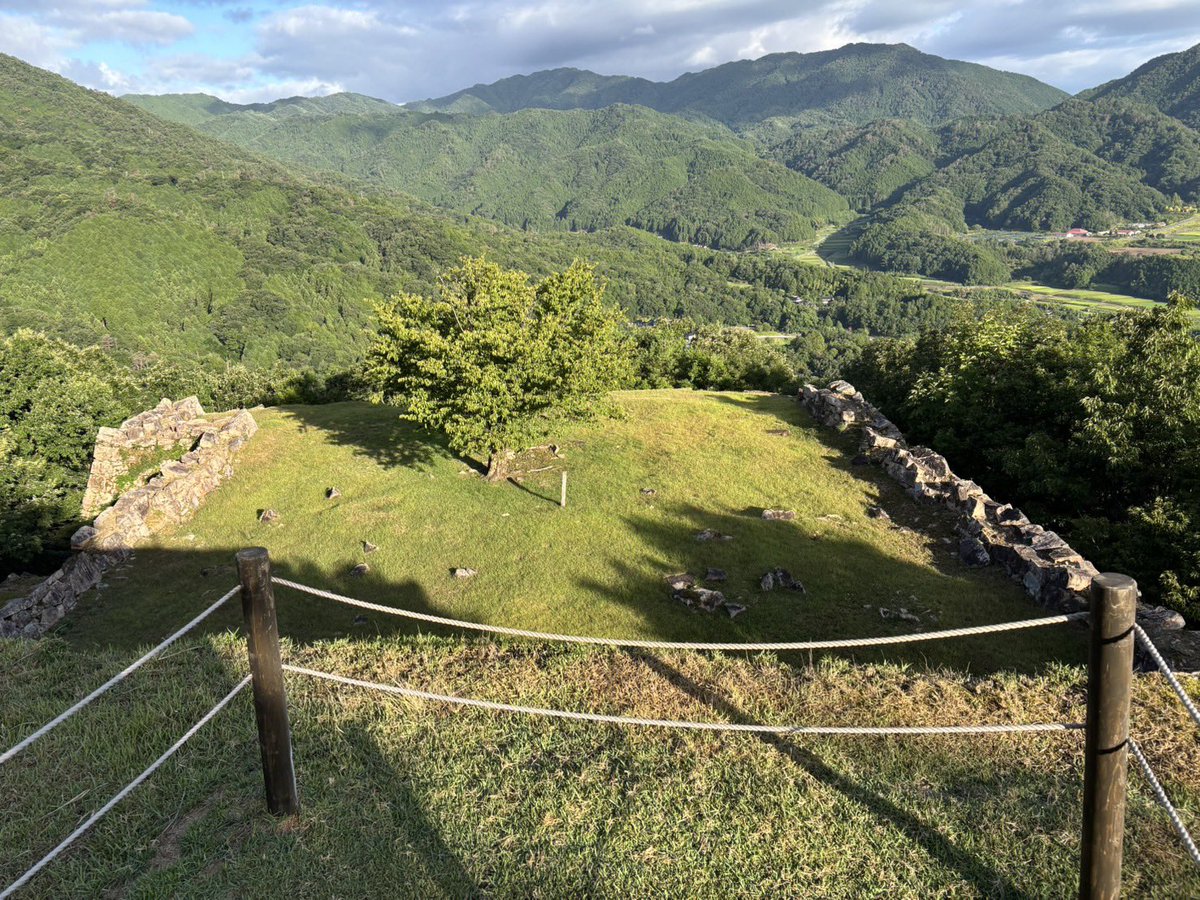 takeda_castle's tweet photo. 芝生の養生が終わったので、花屋敷という立入を制限している曲輪に少し近づいて見ることができます！

珍しい「石狭間（鉄砲狭間）」も良く見えるようになりました。 https://t.co/UmovRebmqr