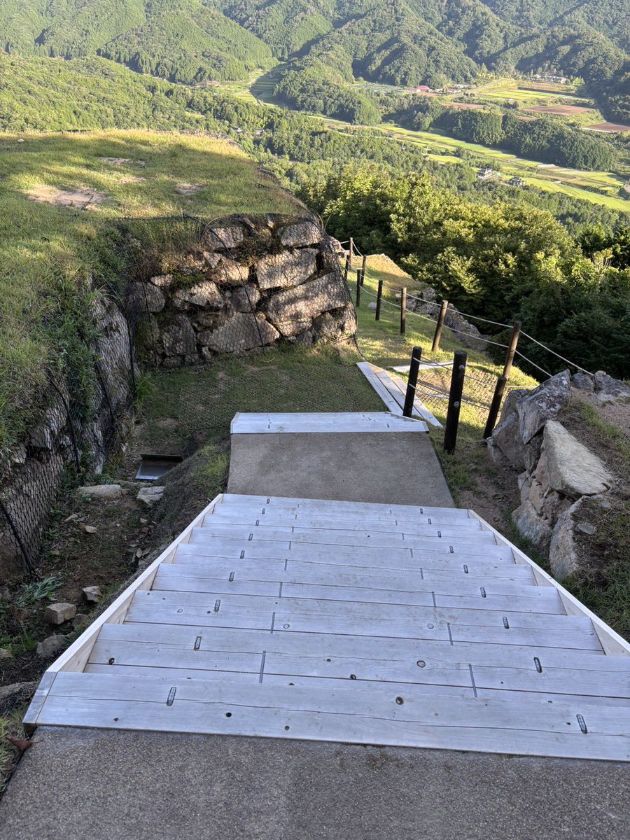 takeda_castle's tweet photo. 芝生の養生が終わったので、花屋敷という立入を制限している曲輪に少し近づいて見ることができます！

珍しい「石狭間（鉄砲狭間）」も良く見えるようになりました。 https://t.co/UmovRebmqr