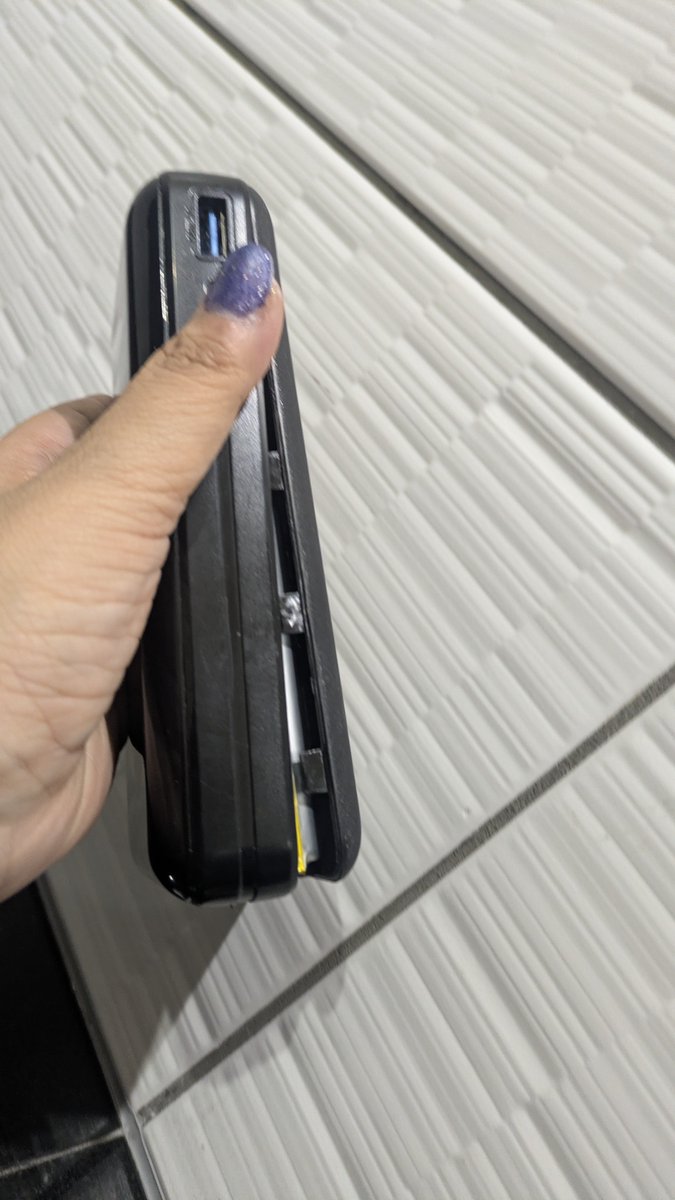 PeerExchanges's tweet photo. モバイルバッテリーのバッテリーが😭
膨張😭 https://t.co/yisNsOQpdm