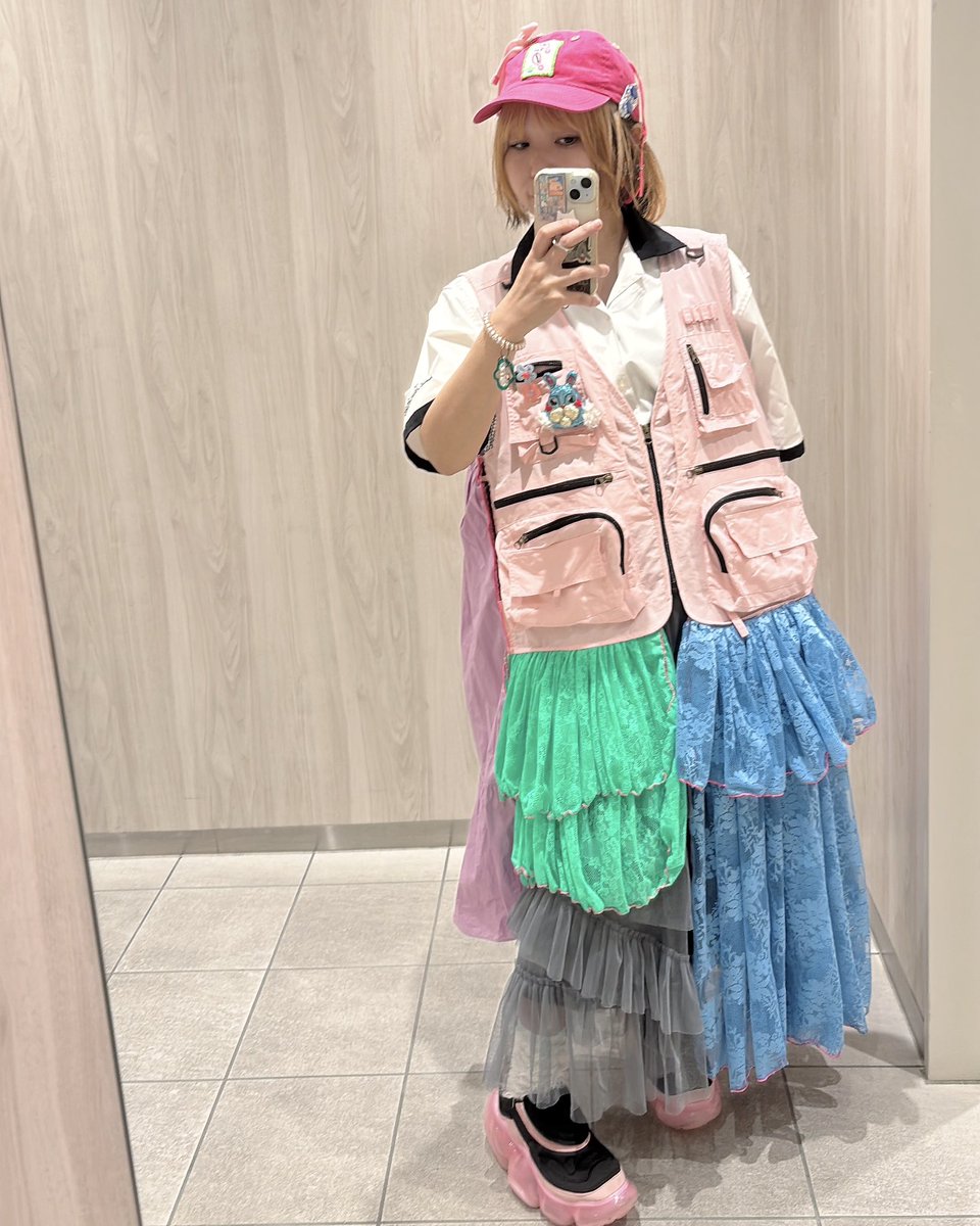 midori_candle's tweet photo. みてー
この前まぁちゃんの個展で買ったベスト❤️
フリルスカートにあわせてみた！
後ろはAぇのRunwayシャツがみえて
大満足❣️
@Tsunagute2012 https://t.co/o6XmVdO9gu