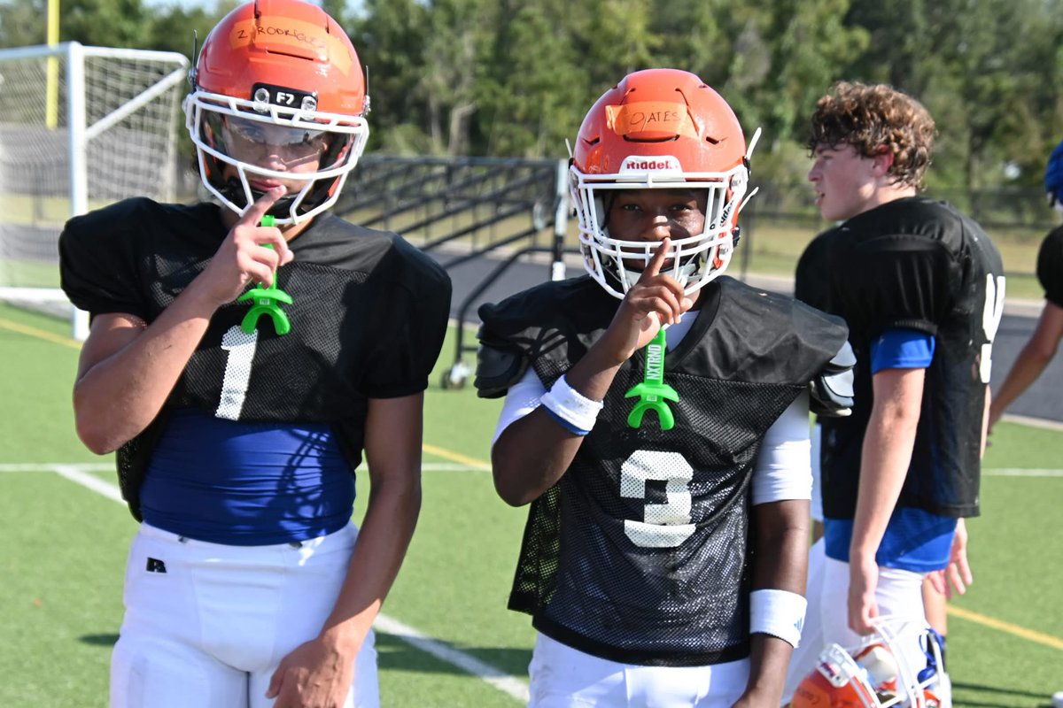 ZaneRodgzLeads's tweet photo. Week 1 ✅ is a wrap! Finished it off with an inter-team scrimmage. Ready for Week 2. #growl #athleader #football #relentless https://t.co/ZbKukqDjc2