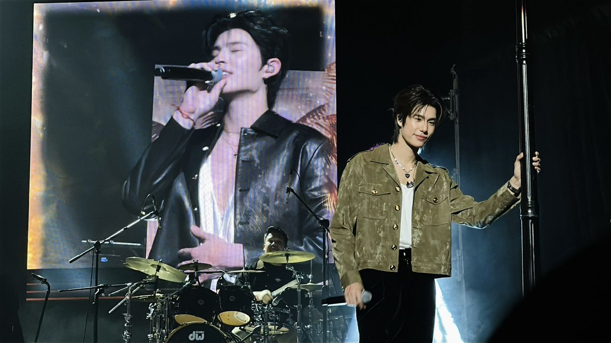 ____AiLi's tweet photo. @phuwintang @ppnaravit Captured moments during #PondPhuwinRendezvousFanconinManila 

@ppnaravit @phuwintang 

📸 by me https://t.co/1AjJLXZAgk