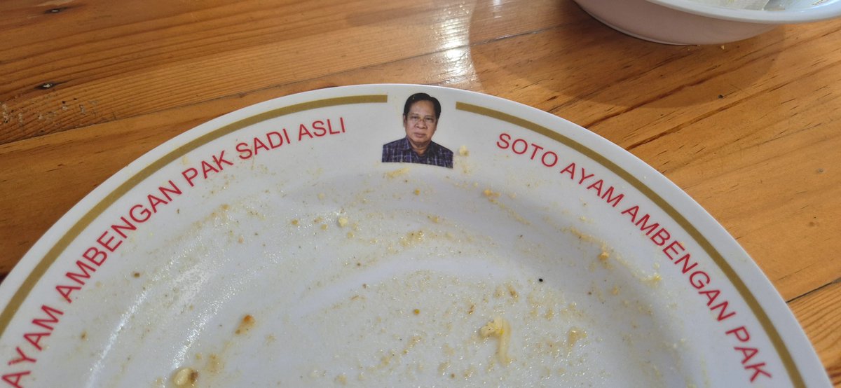 atokdalangs4's tweet photo. Maaf ya Pak Sadi, kemarin anak saya susah makan. Tapi pas saya tunjukin foto Bapak di piring, makannya langsung lahap. 😭🤣

👩🏻‍🦰: “Ayo, aaa...”
👶🏻: “Sudah cukup.”
👩🏻‍🦰: “Lihat tuh, ada foto Bapak di situ. Kamu dilihatin Bapaknya loh.”
👶🏻: diam sambil lihat foto Pak Sadi
🧔🏻‍♂️: “Kamu nanti kesedot ke piring loh. Nanti fotomu ada di sebelah Bapak itu.”
👶🏻: masih diem
👩🏻‍🦰: “Bapak itu ada di situ soalnya nggak mau makan.”
👶🏻: “Aaaaa...” langsung buka mulut
👩🏻‍🦰🧔🏻‍♂️: HAHAHAHAHA 😭🤣
