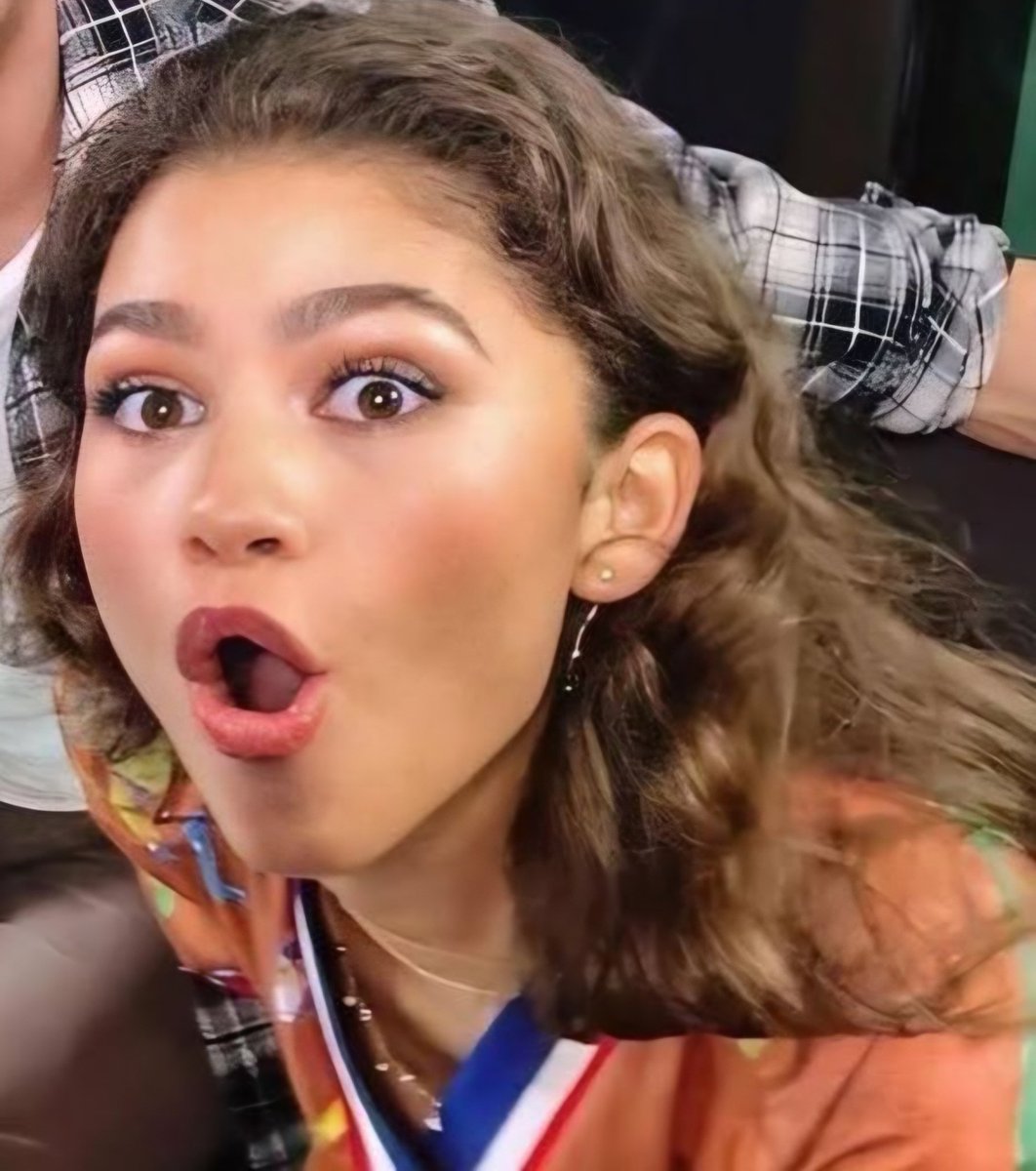 echoshmechos's tweet photo. We need the Zendaya face content to continue, she always looks so nutty! https://t.co/PUdoX2EEcQ