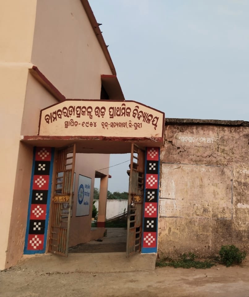 biswaje21544805's tweet photo. @CMO_Odisha @dm_puri @AdvGantayat @OfficialTeamATA @PRDeptOdisha @RabiNaikBJP @SMEOdisha @NityanandaBJP @SecyChief @homeodisha ବିନା ପିଲାର ରେ ହେଉଛି ଶୌଚାଳୟ ଗୃହ ନିର୍ମାଣ , ଏହି ଦୃଶ୍ୟ ସତ୍ୟବାଦୀ ବ୍ଲକ୍ ଅନ୍ତର୍ଗତ ଶୁକଳGp ର ବାଆଁ ବରଡ଼ା ପ୍ରାଥମିକ ବିଦ୍ୟାଳୟ। ଉପସ୍ଥିତ ରହୁନାହାନ୍ତି ଯନ୍ତ୍ରୀ https://t.co/QOW4Z0z5Ox