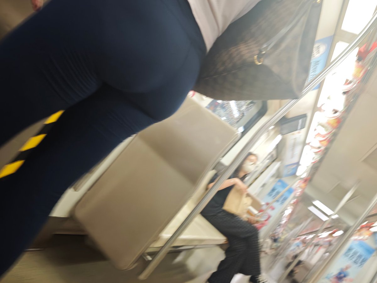 010How's tweet photo. 瑜伽裤少妇，人挤的时候贴了一下#北京 #地铁 #痴汉 #顶臀 https://t.co/bPYYjLBZoE