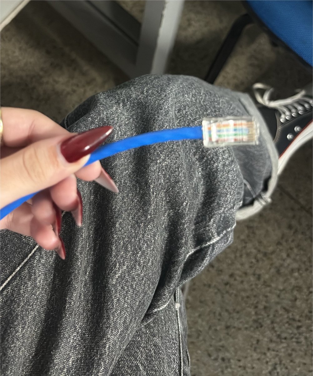 aeryzzs's tweet photo. oi pessoal hoje aprendi fazer cabo de rede https://t.co/oFUsIfM4gV
