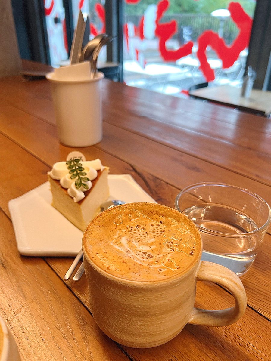 GracePitmave5j's tweet photo. Just waved at my barista who’s also a fellow cat lover—small interactions make such ordinary days feel warm!， https://t.co/6atztdSSd6