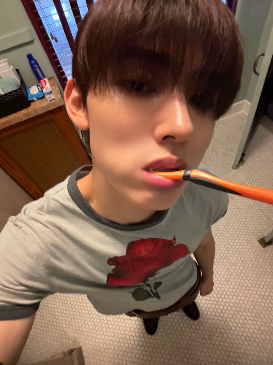 blursboi's tweet photo. a dónde con ese casco https://t.co/6L3HrWdG4D