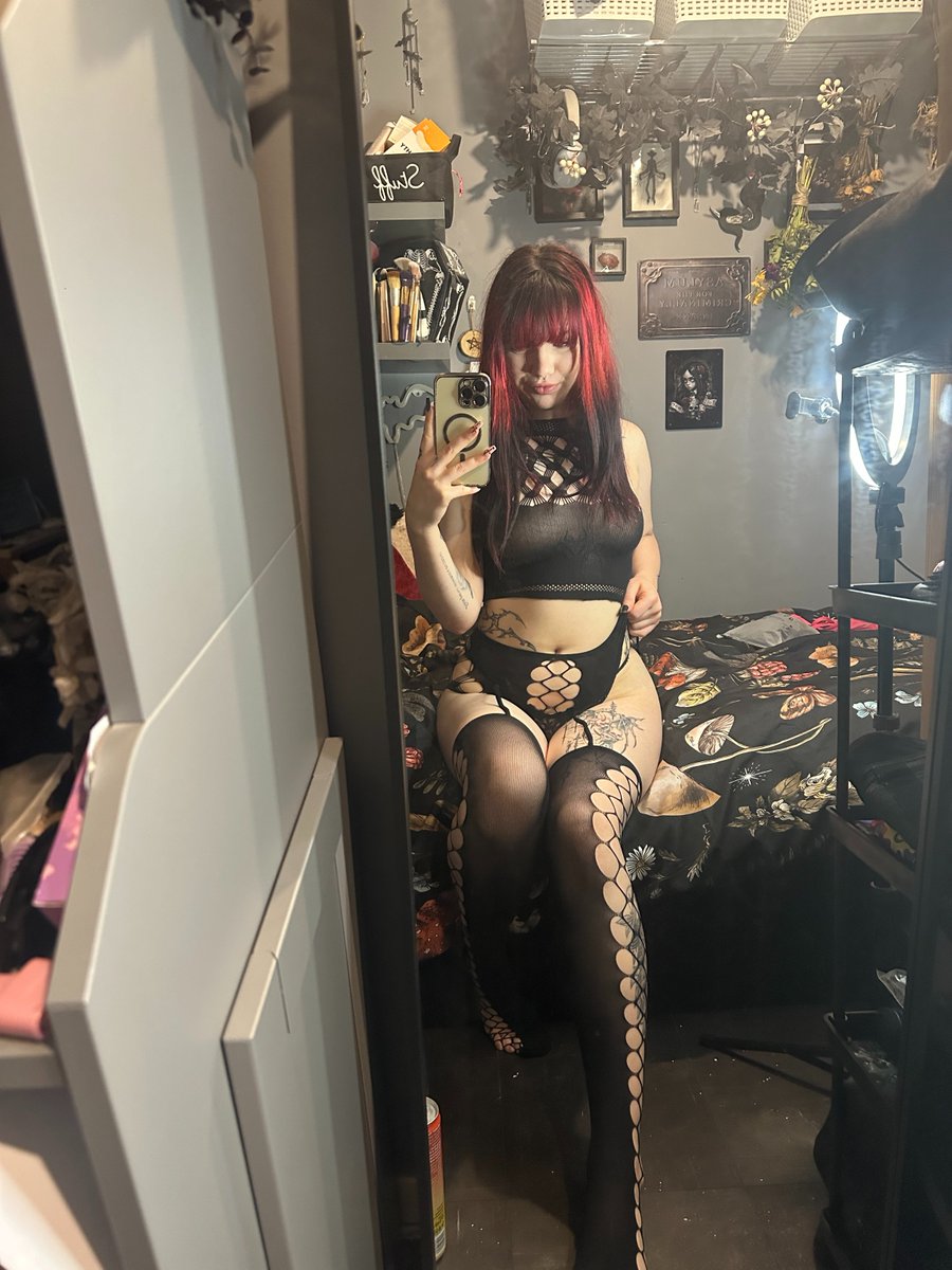 aurexrose's tweet photo. idc if I we kissed 174543638 times i WANT ANOTHER KISS 😭 https://t.co/8TYCBo6kc2