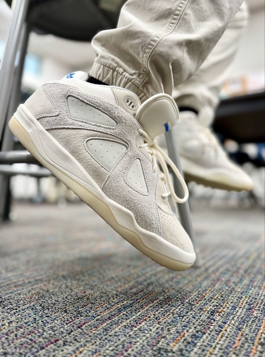 MrGilito24's tweet photo. First day of school! It’s the start of year 10! Had to UNDs a pair to start my 10th year!
Wishing all the educators and support staff an amazing school year!
#TeachersWhoSneaker #FirstDayOfSchool #KOTD #BadBunny #BadBo #Adidas https://t.co/HTHEImQFRb