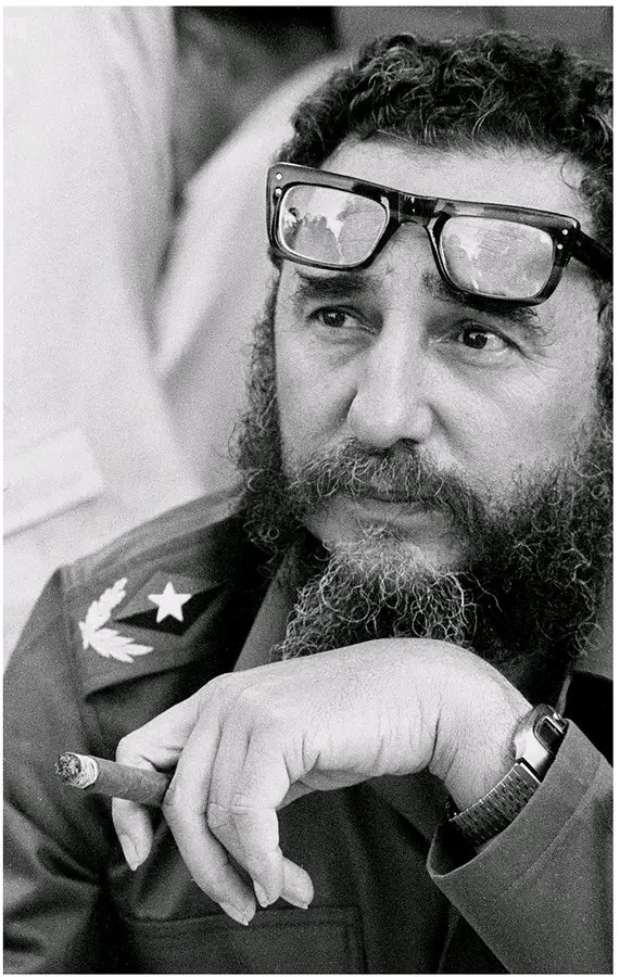 AbtPena's tweet photo. Fotografía de Fidel Castro para la portada del libro Instantáneas del fotógrafo cubano Liborio Noval con un Habano en las manos.

#100AñosConFidel https://t.co/mgbRh7ndA0
