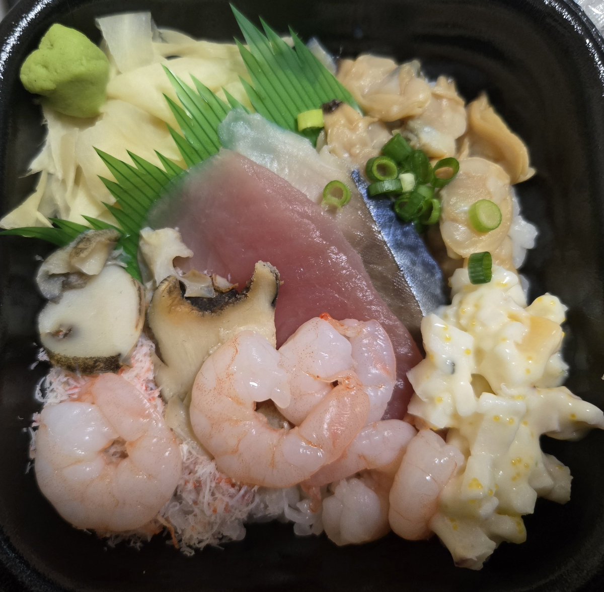 ninokuro555's tweet photo. やはり海鮮丼、海鮮丼は全てを解決してくれる https://t.co/m9AoLdwEBT