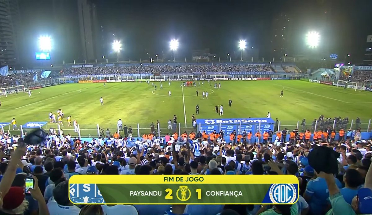 Noitedecopa's tweet photo. QUEM ACHOU QUE NESSA SEGUNDA-FEIRA NÃO TINHA FUTEBOL, ACHOU ERRADO!

Que JOGAÇO tivemos hoje pela Série C...

O Confiança abriu o placar contra o Paysandu, na Curuzu, com um golaço de falta no final do 1° tempo. O resultado complicava MUITO a vida do Papão, que ficava fora do G8 justamente agora, chegando na reta final da primeira fase. A chance de passar mais um ano na Série C era cada vez maior...

Mas, após uma PRESSÃO ABSURDA, o Bicolor buscou o empate e conseguiu a virada nos últimos minutos! 😱

Vitória GIGANTESCA do PAPÃO! 🐺🔵⚪