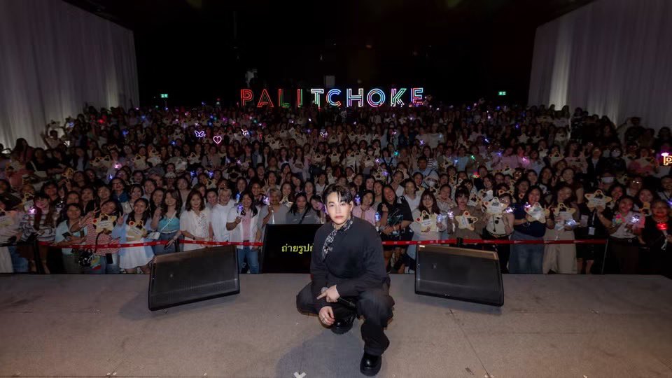 newsway_ent's tweet photo. “เป๊ก ผลิตโชค” กลับมาเติมเต็มความคิดถึง  เปิดตัวเพลงใหม่ “I’ve Got You” ครั้งแรกในแฟนมีตติ้งวันเกิด

#PeckPaLitChoke #เป๊กผลิตโชค
#IhaveGotYou

หนึ่งปีที่ห่างไกล แต่หัวใจไม่เคยห่างกัน... แม้เวลาจะพาให้ต้องห่างกันไปนานแค่ไหน ความรู้สึกดี ๆ ที่มีให้กันก็ยังคงอยู่ที่เดิมเสมอ เหมือนกับความสัมพันธ์ระหว่าง “เป๊ก-ผลิตโชค อายนบุตร” และแฟน ๆ ที่แม้จะไม่ได้พบหน้ากันนานถึง 1 ปี แต่เมื่อถึงวันที่ได้กลับมาเจอกันอีกครั้ง ทุกอย่างยังคงเต็มไปด้วยความรัก และความอบอุ่นอยู่เสมอ

ภาพแห่งความคิดถึงกลับมามีชีวิตอีกครั้งในงาน “I’ve Got You Fan meet” แฟนมีตติ้งฉลองวันเกิดของเป๊ก ผลิตโชค ซึ่งจัดขึ้นเมื่อวันที่ 9 สิงหาคม 2569 ณ Lido Connect Hall 2 โดยตลอดช่วงเวลาแห่งความสุขเต็มไปด้วยรอยยิ้ม เสียงหัวเราะ และความอบอุ่นที่ค่อย ๆ เติมเต็มหัวใจของทั้งศิลปินและแฟน ๆ หลังจากรอคอยการกลับมาเจอกันมาอย่างยาวนานการกลับมาครั้งนี้ “เป๊ก” มีเพลง “I’ve Got You” ซิงเกิลใหม่ที่เป็นเหมือนจดหมายจากหัวใจส่งถึงแฟน ๆ ถ่ายทอดความหมายของความรู้สึกที่รู้ว่ายังมีใครสักคนอยู่เคียงข้าง ผ่านประโยค “แค่ได้รู้ว่ามีเธออยู่ ก็ไม่ต้องการอะไร...” ซึ่งอาจเป็นเพียงประโยคสั้น ๆ แต่กลับแทนความรู้สึกที่มีต่อแฟน ๆ ได้อย่างชัดเจน เพราะตลอดช่วงเวลาที่ไม่ได้พบกัน สิ่งหนึ่งที่ยังคงอยู่เสมอคือการรับรู้ว่าอีกฝ่ายยังเป็นกำลังใจอยู่ข้างๆ เสมอ

บนเวที “I’ve Got You Fan meet” เป๊กพาแฟน ๆ กลับไปสู่ช่วงเวลาแสนคุ้นเคย ผ่านการพูดคุย เล่นเกม และเสียงเพลง ทุกเสียงหัวเราะ ทุกสายตา และทุกช่วงเวลาที่ได้อยู่ด้วยกัน กลายเป็นภาพความทรงจำที่ย้ำให้เห็นว่า ความผูกพันบางอย่างไม่เคยจางไปตามเวลา และหากเพลง “I’ve Got You” คือข้อความจากเป๊กถึงแฟน ๆ โปรเจกต์วันเกิดที่เกิดขึ้นในปีนี้ก็คงเป็นคำตอบจากแฟน ๆ ที่ส่งกลับไปเช่นกัน เพราะในวันเกิดของเป๊กปีนี้ แฟน ๆ ยังคงตั้งใจส่งต่อความรักผ่านโปรเจกต์มากมาย ทั้ง การบริจาครถพยาบาล, การทำบุญวันเกิด รวมถึง HALL OF LOVE และจอ LED ที่ปรากฏอยู่ในหลากหลายพื้นที่ อย่าง ตึก GMM, EMPORIUM, EMSPHERE, EMQUARTIER, MBK, LIDO และไกลถึง TIME SQUARE ใจกลางมหานครนิวยอร์ก

ทั้งหมดคือภาพของความรักที่เดินทางผ่านกาลเวลา และเป็นเครื่องยืนยันว่า ตลอดหนึ่งปีที่ไม่ได้พบกัน ความรักที่มีให้กันและกัน ไม่ได้หายไปไหนเลย

ติดตามมิวสิกวิดีโอเพลง  “I’ve Got You” ของ “เป๊ก” ผลิตโชค อายนบุตร  ได้ทาง  https://t.co/KU5a526HBx