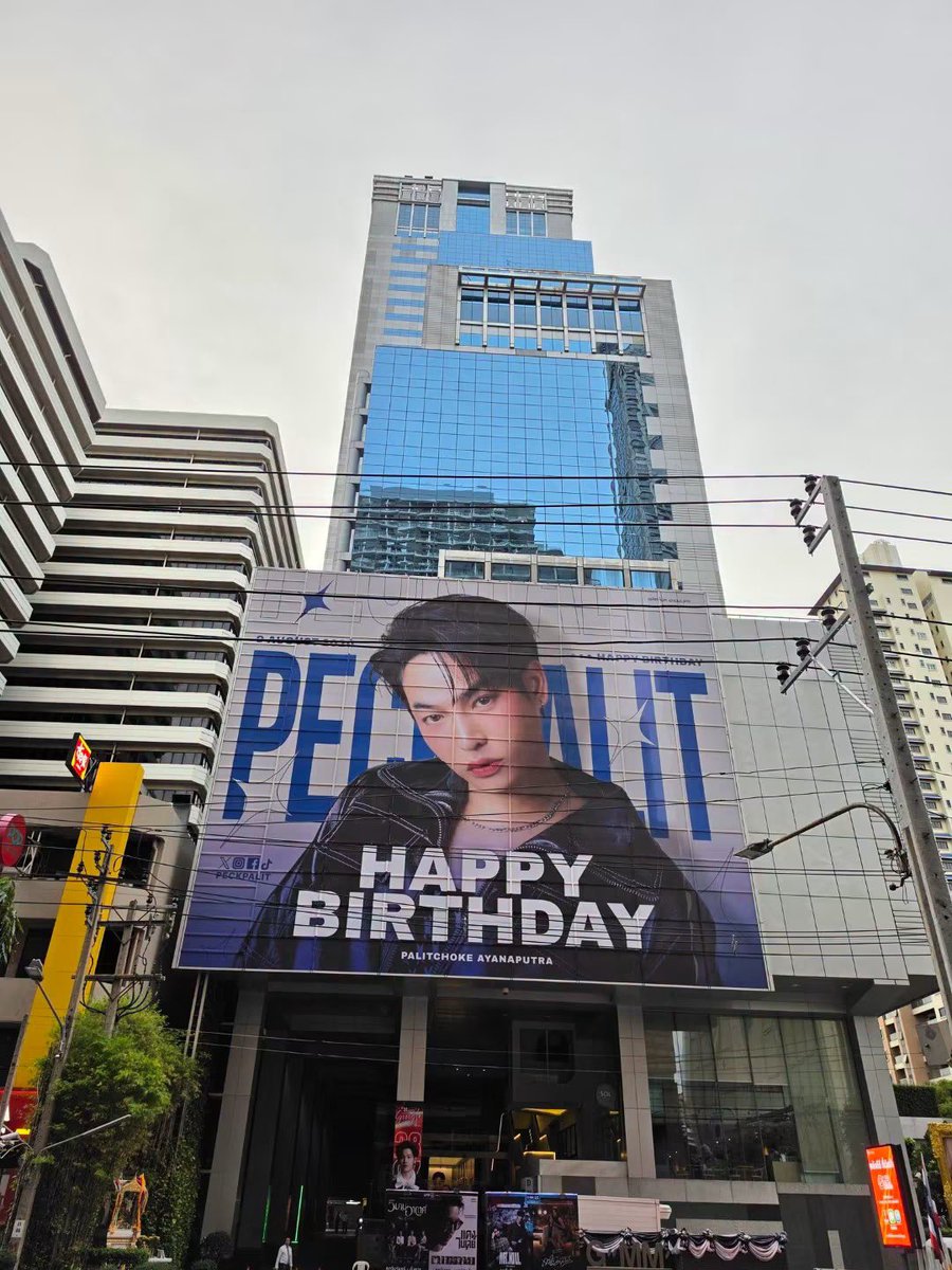 newsway_ent's tweet photo. “เป๊ก ผลิตโชค” กลับมาเติมเต็มความคิดถึง  เปิดตัวเพลงใหม่ “I’ve Got You” ครั้งแรกในแฟนมีตติ้งวันเกิด

#PeckPaLitChoke #เป๊กผลิตโชค
#IhaveGotYou

หนึ่งปีที่ห่างไกล แต่หัวใจไม่เคยห่างกัน... แม้เวลาจะพาให้ต้องห่างกันไปนานแค่ไหน ความรู้สึกดี ๆ ที่มีให้กันก็ยังคงอยู่ที่เดิมเสมอ เหมือนกับความสัมพันธ์ระหว่าง “เป๊ก-ผลิตโชค อายนบุตร” และแฟน ๆ ที่แม้จะไม่ได้พบหน้ากันนานถึง 1 ปี แต่เมื่อถึงวันที่ได้กลับมาเจอกันอีกครั้ง ทุกอย่างยังคงเต็มไปด้วยความรัก และความอบอุ่นอยู่เสมอ

ภาพแห่งความคิดถึงกลับมามีชีวิตอีกครั้งในงาน “I’ve Got You Fan meet” แฟนมีตติ้งฉลองวันเกิดของเป๊ก ผลิตโชค ซึ่งจัดขึ้นเมื่อวันที่ 9 สิงหาคม 2569 ณ Lido Connect Hall 2 โดยตลอดช่วงเวลาแห่งความสุขเต็มไปด้วยรอยยิ้ม เสียงหัวเราะ และความอบอุ่นที่ค่อย ๆ เติมเต็มหัวใจของทั้งศิลปินและแฟน ๆ หลังจากรอคอยการกลับมาเจอกันมาอย่างยาวนานการกลับมาครั้งนี้ “เป๊ก” มีเพลง “I’ve Got You” ซิงเกิลใหม่ที่เป็นเหมือนจดหมายจากหัวใจส่งถึงแฟน ๆ ถ่ายทอดความหมายของความรู้สึกที่รู้ว่ายังมีใครสักคนอยู่เคียงข้าง ผ่านประโยค “แค่ได้รู้ว่ามีเธออยู่ ก็ไม่ต้องการอะไร...” ซึ่งอาจเป็นเพียงประโยคสั้น ๆ แต่กลับแทนความรู้สึกที่มีต่อแฟน ๆ ได้อย่างชัดเจน เพราะตลอดช่วงเวลาที่ไม่ได้พบกัน สิ่งหนึ่งที่ยังคงอยู่เสมอคือการรับรู้ว่าอีกฝ่ายยังเป็นกำลังใจอยู่ข้างๆ เสมอ

บนเวที “I’ve Got You Fan meet” เป๊กพาแฟน ๆ กลับไปสู่ช่วงเวลาแสนคุ้นเคย ผ่านการพูดคุย เล่นเกม และเสียงเพลง ทุกเสียงหัวเราะ ทุกสายตา และทุกช่วงเวลาที่ได้อยู่ด้วยกัน กลายเป็นภาพความทรงจำที่ย้ำให้เห็นว่า ความผูกพันบางอย่างไม่เคยจางไปตามเวลา และหากเพลง “I’ve Got You” คือข้อความจากเป๊กถึงแฟน ๆ โปรเจกต์วันเกิดที่เกิดขึ้นในปีนี้ก็คงเป็นคำตอบจากแฟน ๆ ที่ส่งกลับไปเช่นกัน เพราะในวันเกิดของเป๊กปีนี้ แฟน ๆ ยังคงตั้งใจส่งต่อความรักผ่านโปรเจกต์มากมาย ทั้ง การบริจาครถพยาบาล, การทำบุญวันเกิด รวมถึง HALL OF LOVE และจอ LED ที่ปรากฏอยู่ในหลากหลายพื้นที่ อย่าง ตึก GMM, EMPORIUM, EMSPHERE, EMQUARTIER, MBK, LIDO และไกลถึง TIME SQUARE ใจกลางมหานครนิวยอร์ก

ทั้งหมดคือภาพของความรักที่เดินทางผ่านกาลเวลา และเป็นเครื่องยืนยันว่า ตลอดหนึ่งปีที่ไม่ได้พบกัน ความรักที่มีให้กันและกัน ไม่ได้หายไปไหนเลย

ติดตามมิวสิกวิดีโอเพลง  “I’ve Got You” ของ “เป๊ก” ผลิตโชค อายนบุตร  ได้ทาง  https://t.co/KU5a526HBx