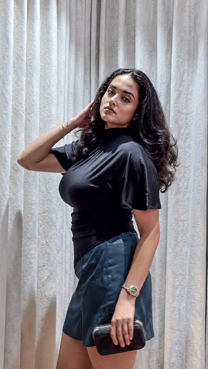 Shrutiiwa's tweet photo. Ufffff 2nd pic 🥵📈 https://t.co/3GTlPm20Y2