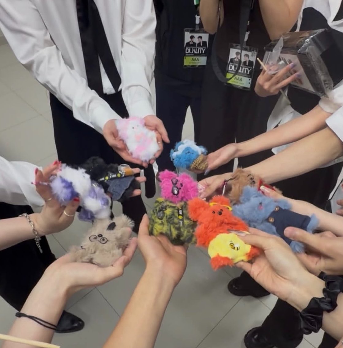 luminajaem's tweet photo. jaemin is so cute holding the plushie with both hands like it’s his own baby 😭😭 https://t.co/uyFOYfGhsQ