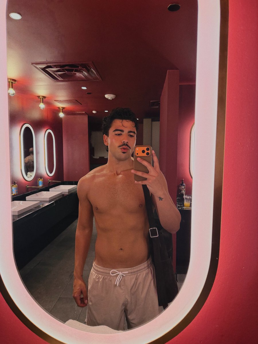 alexdmartt's tweet photo. Let’s hit the pool https://t.co/LIcsU6XjlE