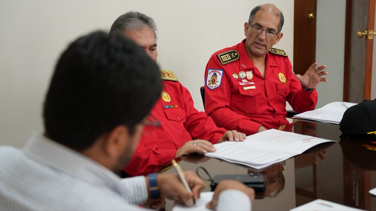 carandavas's tweet photo. Esta mañana me reuní con el CPCC Juan Carlos Morales Carpio, intendente de la INBP, para abordar la afectación de S/ 11.8 millones al Cuerpo General de Bomberos, derivada de la transferencia de recursos no comprometidos a la Reserva de Contingencia.

Como parlamentario, he asumido el compromiso de articular canales de diálogo con el MEF y el Ejecutivo para que esta situación sea reconsiderada. No tendría sentido debilitar presupuestariamente a una institución que será protagonista en la respuesta y mitigación frente al Fenómeno del Niño.

El sentido común debe primar: si la Reserva de Contingencia busca atender precisamente situaciones como esta, los bomberos deben contar con los recursos necesarios para cumplir su misión cuando más se les necesite.
#peru #bomberos #emergencia #dialogo #gestion