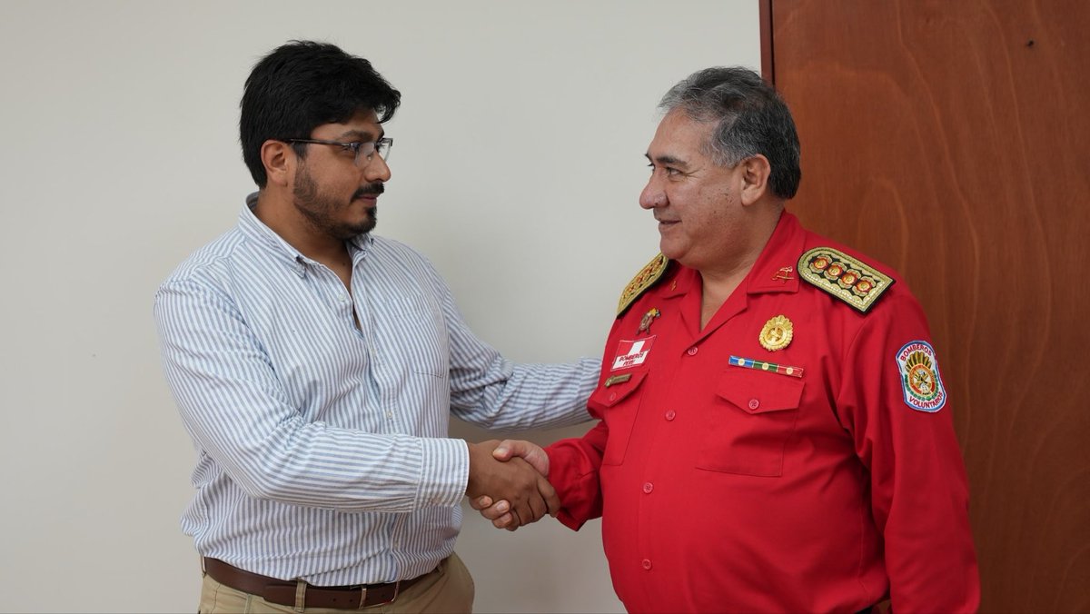 carandavas's tweet photo. Esta mañana me reuní con el CPCC Juan Carlos Morales Carpio, intendente de la INBP, para abordar la afectación de S/ 11.8 millones al Cuerpo General de Bomberos, derivada de la transferencia de recursos no comprometidos a la Reserva de Contingencia.

Como parlamentario, he asumido el compromiso de articular canales de diálogo con el MEF y el Ejecutivo para que esta situación sea reconsiderada. No tendría sentido debilitar presupuestariamente a una institución que será protagonista en la respuesta y mitigación frente al Fenómeno del Niño.

El sentido común debe primar: si la Reserva de Contingencia busca atender precisamente situaciones como esta, los bomberos deben contar con los recursos necesarios para cumplir su misión cuando más se les necesite.
#peru #bomberos #emergencia #dialogo #gestion
