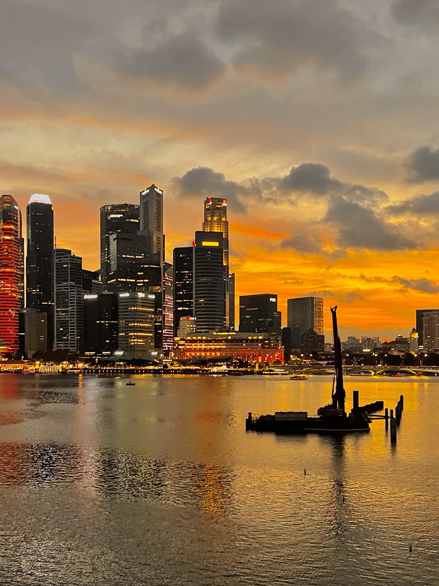 Sol99016210's tweet photo. The sunset glow in Singapore is always so charming🌆 https://t.co/uNMlw4Va9s
