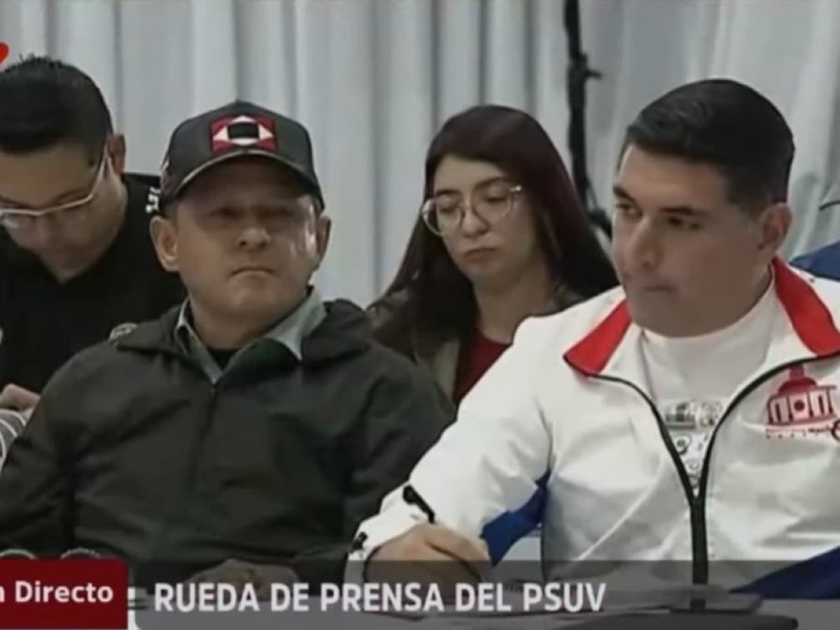 freddyzur's tweet photo. 🚨🇻🇪 ¿“GUERRA A MUERTE”? LA POLÉMICA APARICIÓN DEL JEFE DEL SEBIN

Alexis Rodríguez Cabello, director del SEBIN, volvió a aparecer en una actividad del PSUV, proyectando públicamente su cercanía con la estructura política del partido.

Pero esta vez llamó especialmente la atención la gorra que llevaba: la bandera de la “Guerra a Muerte”, símbolo vinculado al decreto de Simón Bolívar de 1813.

🤔 La imagen deja una pregunta incómoda sobre la mesa: ¿quiénes son los destinatarios de esa “guerra a muerte”?

En un país donde los organismos de inteligencia son señalados por actuar contra adversarios políticos, el mensaje resulta, como mínimo, inquietante