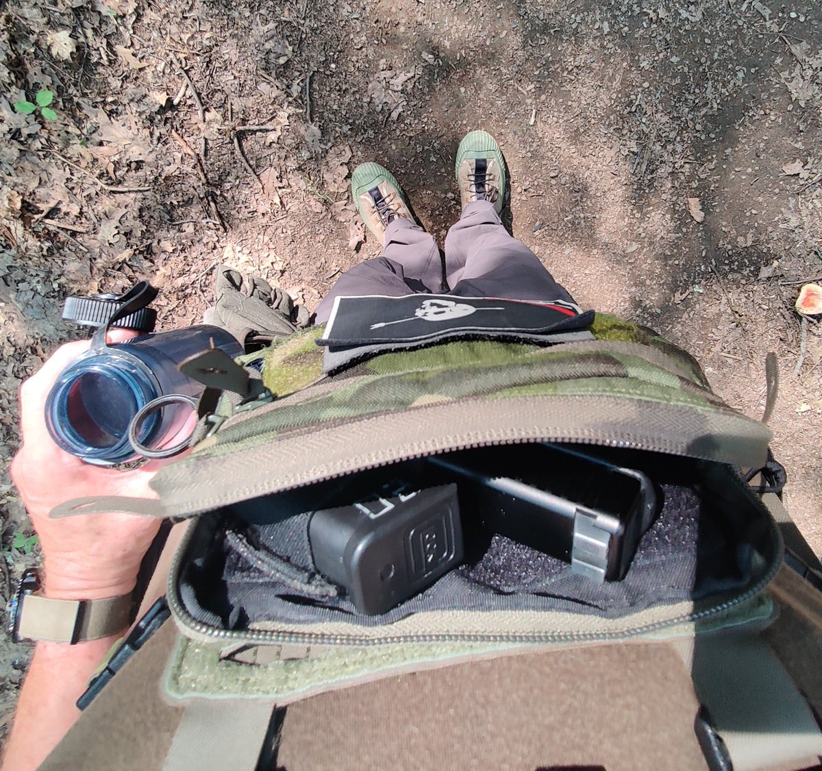 RickWheeler2010's tweet photo. One man's @ExUmbrisDesigns scrap is another mans custom chest rig. π€
I wanted to test some of my #CrossOverKit load out while moving fast including some running.
I wanted something that would hold a firearm & 1 spare mag and that's it
I went with this "Mini Molle Placard" and the GP Slim for my G26 & one spare mag. Also works with the THICC pouch.
I attached a TQ holder and had just enough loop exposed to attach my @ToorKnives Serpent.
No need for a full Kit Bag.
Don't even notice it's there.
Should he make these and a pouch that zips open further? π π