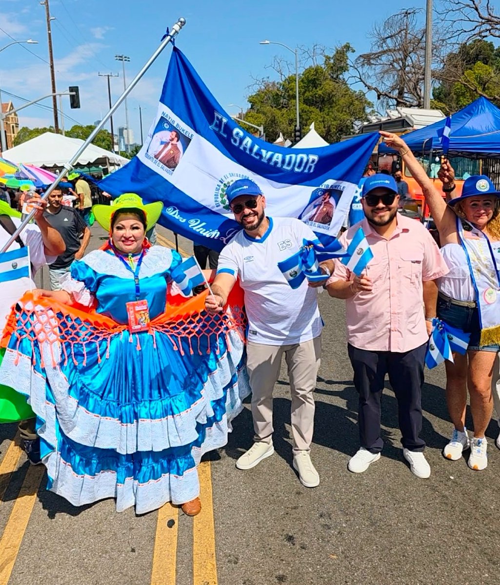 JersonAmayaSV's tweet photo. 🇸🇻💙 ¡Una fiesta que nos hizo sentir como en casa! 🇺🇸

Ayer tuve la oportunidad de compartir con nuestra querida diáspora en Los Ángeles, California, durante la celebración del Día del Salvadoreño en Estados Unidos. 🇸🇻🇺🇸

Nuestra diáspora vibra de una manera increíble en cualquier parte del mundo; son motores de cambio en sus comunidades y embajadores que ponen siempre en alto el nombre de El Salvador. 💙

Junto a mis amigos y compañeros candidatos a Diputados por la Diáspora, @DianaMendozaNI y @AlabiSV , vivimos momentos que nos motivan a seguir adelante y a trabajar para ser su voz desde la Asamblea Legislativa. 🤝🇸🇻

¡Sigamos llevando con orgullo nuestras raíces salvadoreñas dondequiera que estemos! 💙🇸🇻

@NayibBukele
@NuevasIdeas
@XZablah 
@ECastroES
