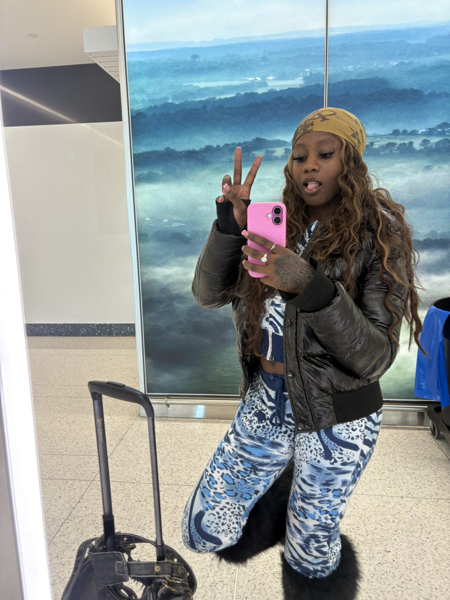 pytrissaaaa's tweet photo. the airport hatesss to see me coming https://t.co/s27fiRreDD