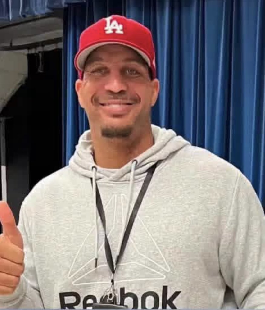 MichelleMaxwell's tweet photo. Hey Hollywood, 

This is a real Super Hero ❤️May he Rest in Peace and saying heartfelt prayers for his family 🙏

GEORGIA TEACHER D!ES AFTER JUMPING INTO RIP CURRENT TO SAVE A CHILD AT MYRTLE BEACH 💔
What an incredible act of courage and selflessness. 47-year-old Derrick Moore, a teacher from Georgia, is being remembered as a hero after he jumped into the ocean to help a young girl who was caught in a powerful rip current at Myrtle Beach. Around 5:30 p.m. Friday, August 7, the young girl became caught in a rip current near 4th Avenue South. Derrick didn't know her. He didn't hesitate. He saw a child in trouble and went into the water to help. Authorities say Derrick was then pulled away by the rip current. The heartbreaking incident happened after lifeguards had already gone off duty for the day. Myrtle Beach Police, Myrtle Beach Fire Department and the U.S. Coast Guard searched for him. His body was tr@gically found the following morning near 11th Avenue South. His family says Derrick was a teacher from Georgia and confirmed that the little girl was a complete stranger to him.
His daughter shared ❤️ “We loved him and are truly heartbroken that he’s gone. He was a great father, and we are all going to miss him.”
Derrick Moore saw someone else's child in danger and made the decision to risk his own life trying to save hers. That is HEROISM. 💔
May his family, students, friends and everyone whose life he touched find strength and comfort during this unimaginable loss. Rest in peace, Derrick Moore. Your final act showed the world the kind of man you were.