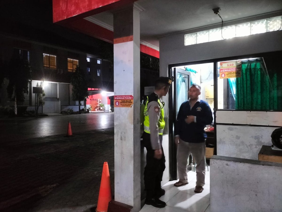 KratonPolsek's tweet photo. Jajaran Samapta Polsek Kraton menggelar patroli wilayah di SMP 16 Yogyakarta dan menyapa sekuriti setempat sembari memberikan pesan pesan Kamtibmas yang humanis untuk menjaga Kamtibmas selalu kondusif
.
@spripim_Polri @divisihumaspolri #PolrestaYogyakarta #PoldaDIY #Kapo https://t.co/VfZeSZ2OOG