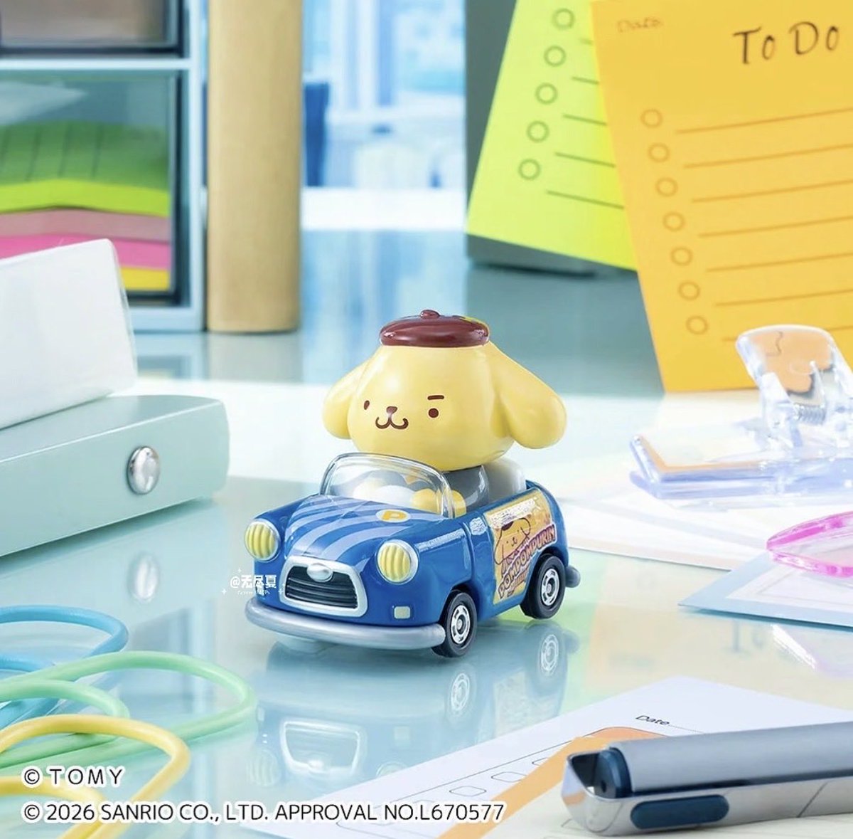 sanrio_fan_jp's tweet photo. 【新商品情報】
タカラトミーからポムポムプリンの30周年をお祝いする特別なトミカが登場🚗🍮✨

・イエロー：30周年特別デザイン（オリジナルカード付き）
・ブルー：お仕事をがんばるデザイン（社員証風カード付き）

📅2026年10月上旬発売予定
💰各1,320円(税込)

#ポムポムプリン #トミカ #サンリオ #サンリオグッズ