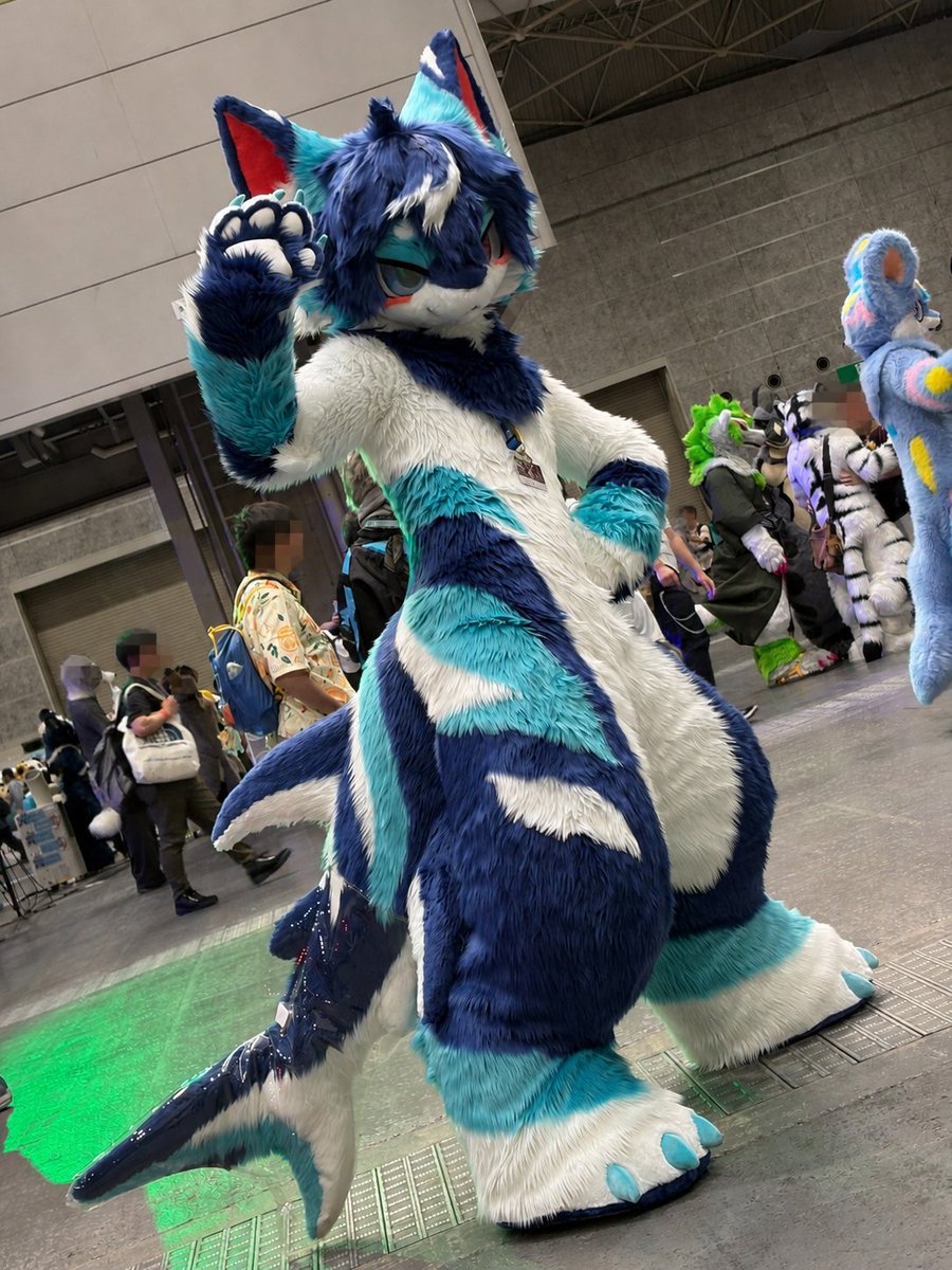 Kanisuke_'s tweet photo. 僕の自慢の尻尾も一緒に写ってる写真だよ！

#万界通行 #fursuitfriday #rukan_shark #fursuit #wwpass https://t.co/pjGt11FZh7