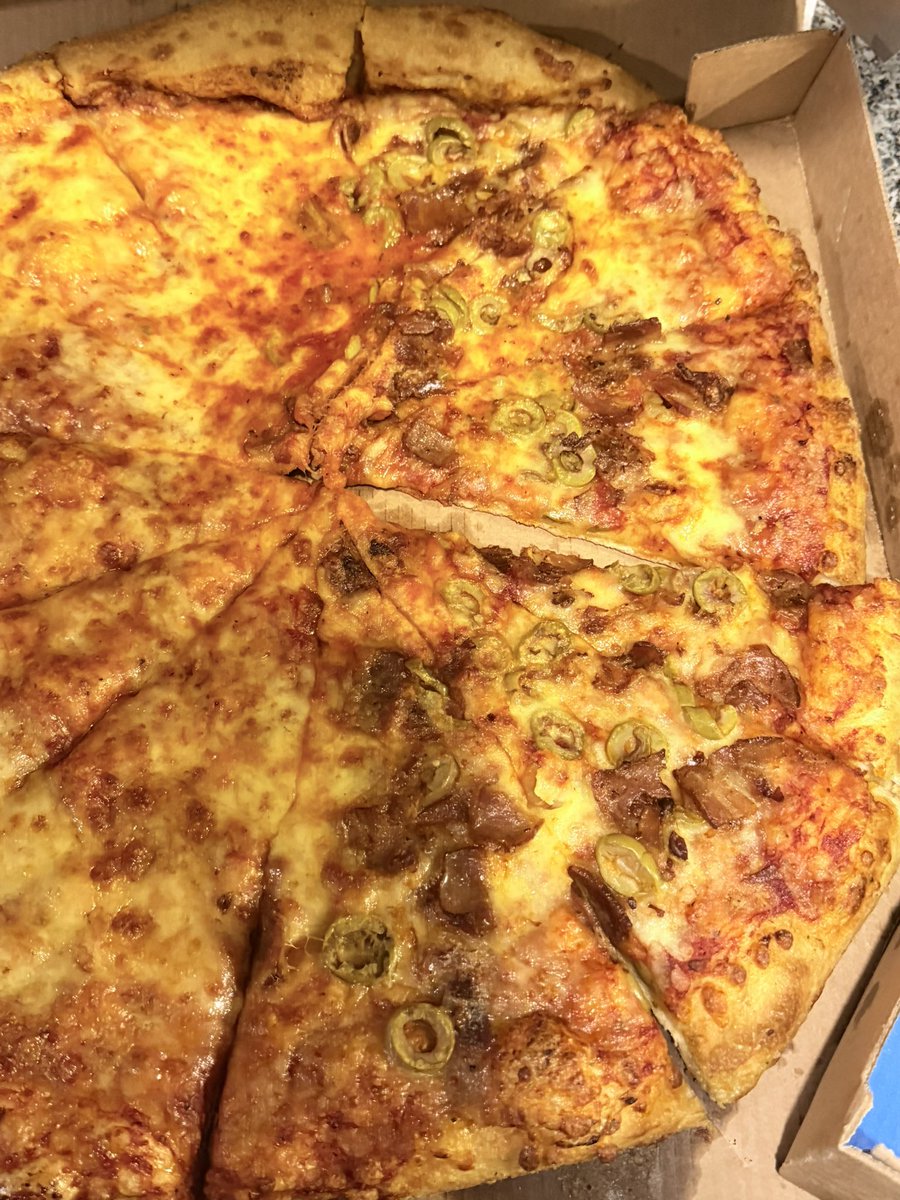 Freddyromoortiz's tweet photo. @dominosecuador 
Así me entregaron una Pizza el repartidor de esta cadena.
Roto el sello de seguridad y manipulada la pizza una vergüenza. Encima se les llama por teléfono y le dejan a uno esperando. @dominos https://t.co/6HL9PWELb7