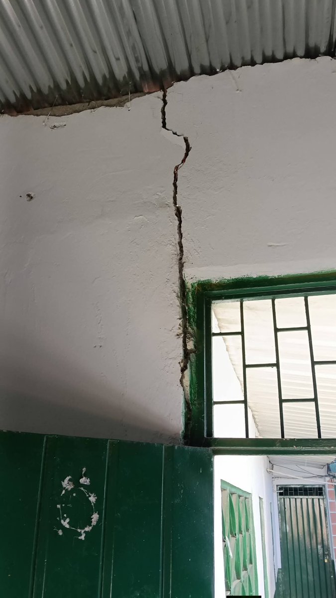 AndresGarayPin's tweet photo. Hoy, tras el terremoto, vemos escuelas agrietadas y estudiantes que merecen espacios seguros. Mientras @Danielbricen plantea castigos a quienes marchan, docentes urbanos y rurales siguen exigiendo inversión e infraestructura digna para la educación pública.

#Temblor #Colombia https://t.co/1F4b8Xd4a4