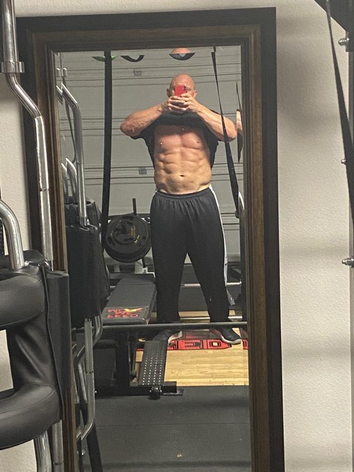HONKEYKONGRULES's tweet photo. IN WHAT WORLD IS THIS FAT? https://t.co/fzwRBwTvfd