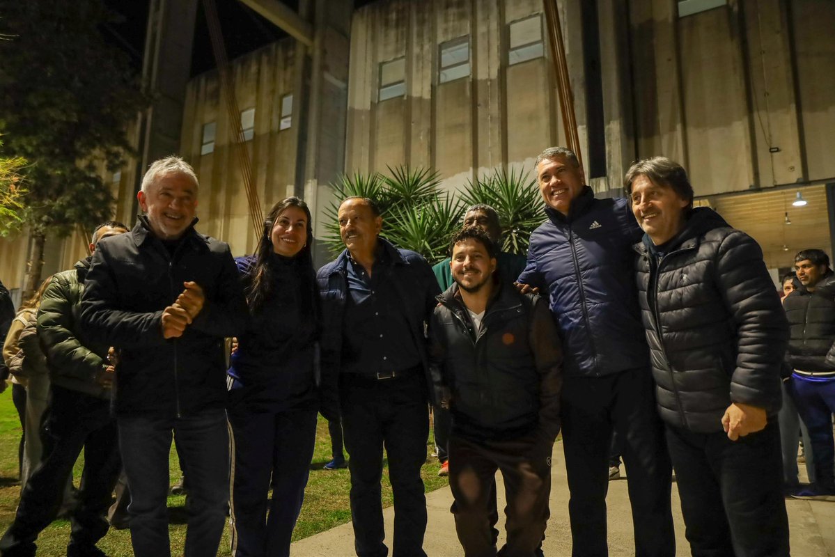 QuintelaRicardo's tweet photo. Hay obras que mejoran un espacio y también las posibilidades de quienes lo disfrutan.

El Polideportivo Carlos Saúl Menem, más conocido como PoliMenem, cuenta desde hoy con una nueva iluminación que mejora las condiciones de seguridad y permite fortalecer la práctica deportiva, las actividades recreativas y el encuentro de la comunidad.

Junto al Municipio Capital y EDELAR llevamos adelante esta intervención, con nueva infraestructura eléctrica, 500 metros de cableado, postes, columnas, reflectores, pantallas LED, lámparas y tableros inteligentes.

Seguimos trabajando de manera articulada para que nuestros espacios deportivos estén en mejores condiciones y puedan ser aprovechados durante todo el año.